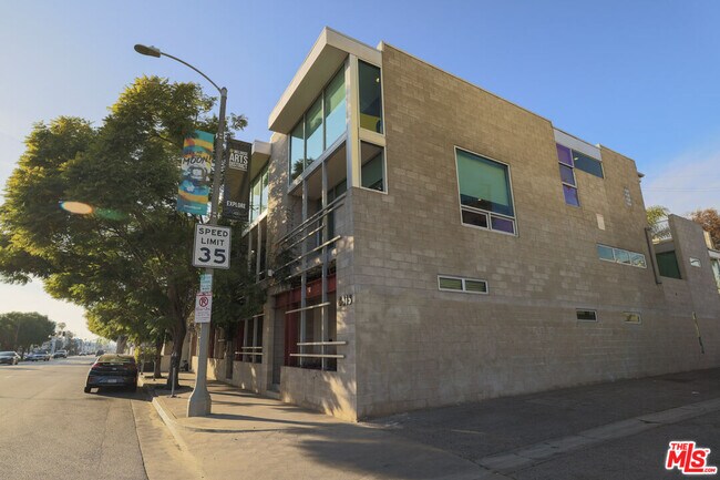 Foto del edificio - 6615 Melrose Ave