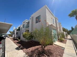 Building Photo - 7100 W Pirates Cove Rd