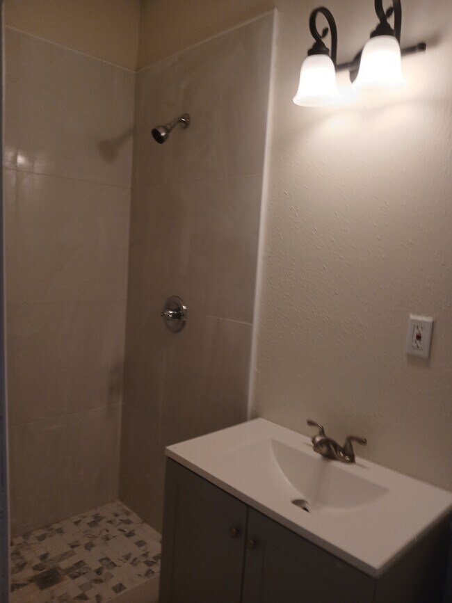 Foto del edificio - 325 W 17th St