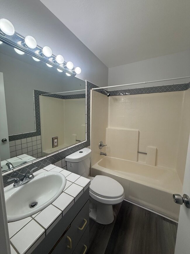 Foto del edificio - AWESOME 2 BEDROOM 1.5 BATH CONDO - AVALON ...