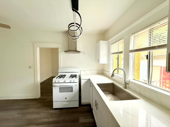 Building Photo - 1908-1910.5-19105 Daly St