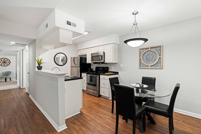 Building Photo - Franklin Woods - Students: Save up to 10%!
