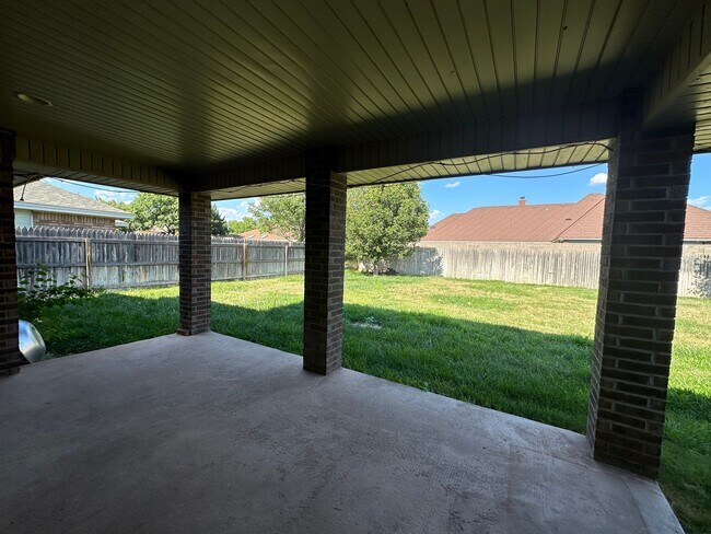 Building Photo - Spacious and nicely located on a cul-de-sa...