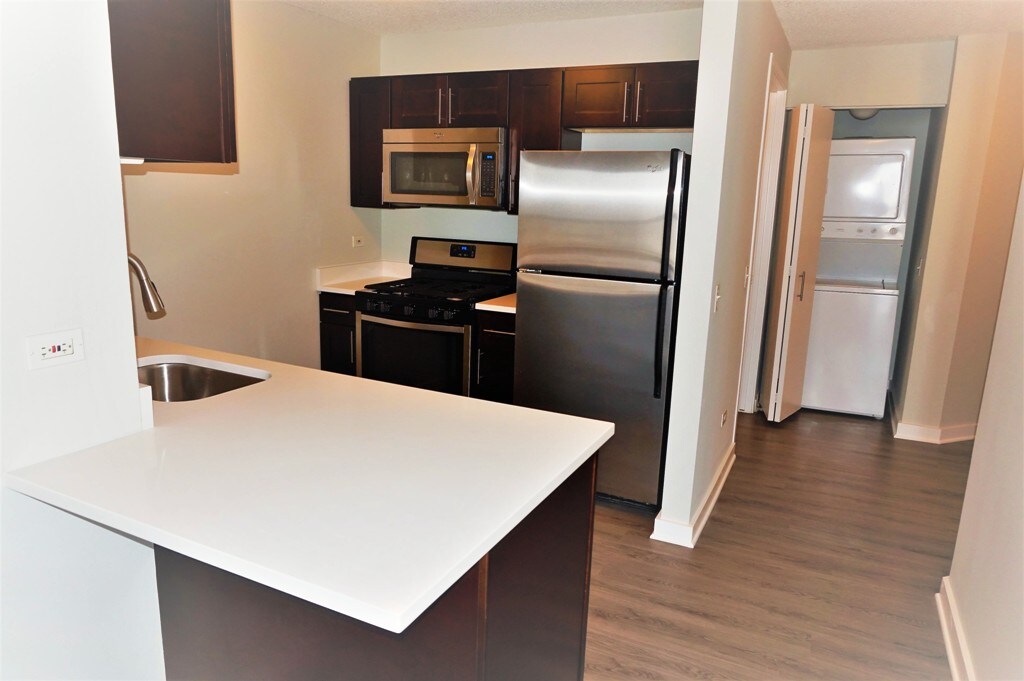 Foto principal - 555 N State St