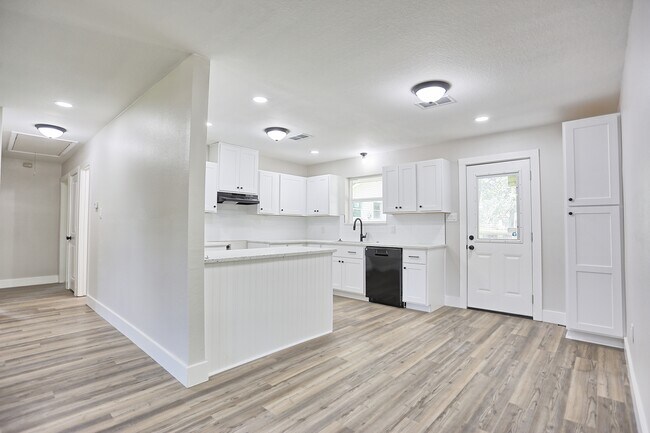 Building Photo - 704 Natchez River Cir