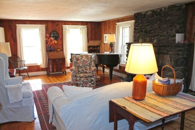 Foto del edificio - 1090 Hells Peak Rd