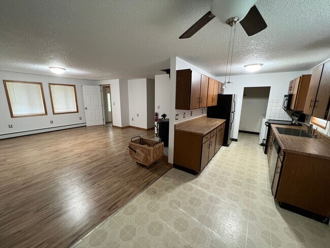 Foto del edificio - Century 21 Gold Rush- 3 bedroom, 1 bathroo...