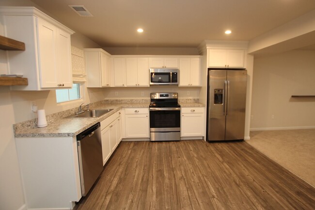 Building Photo - Easy living in this immaculate town home. ...