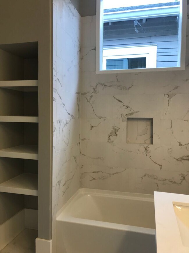 Building Photo - 919-919 N Prieur St