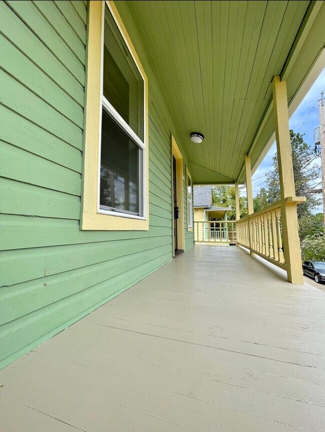 Foto del edificio - Spectacular View! Remodeled One bedroom with Partially finished basement in Linnton~ Front and ba...