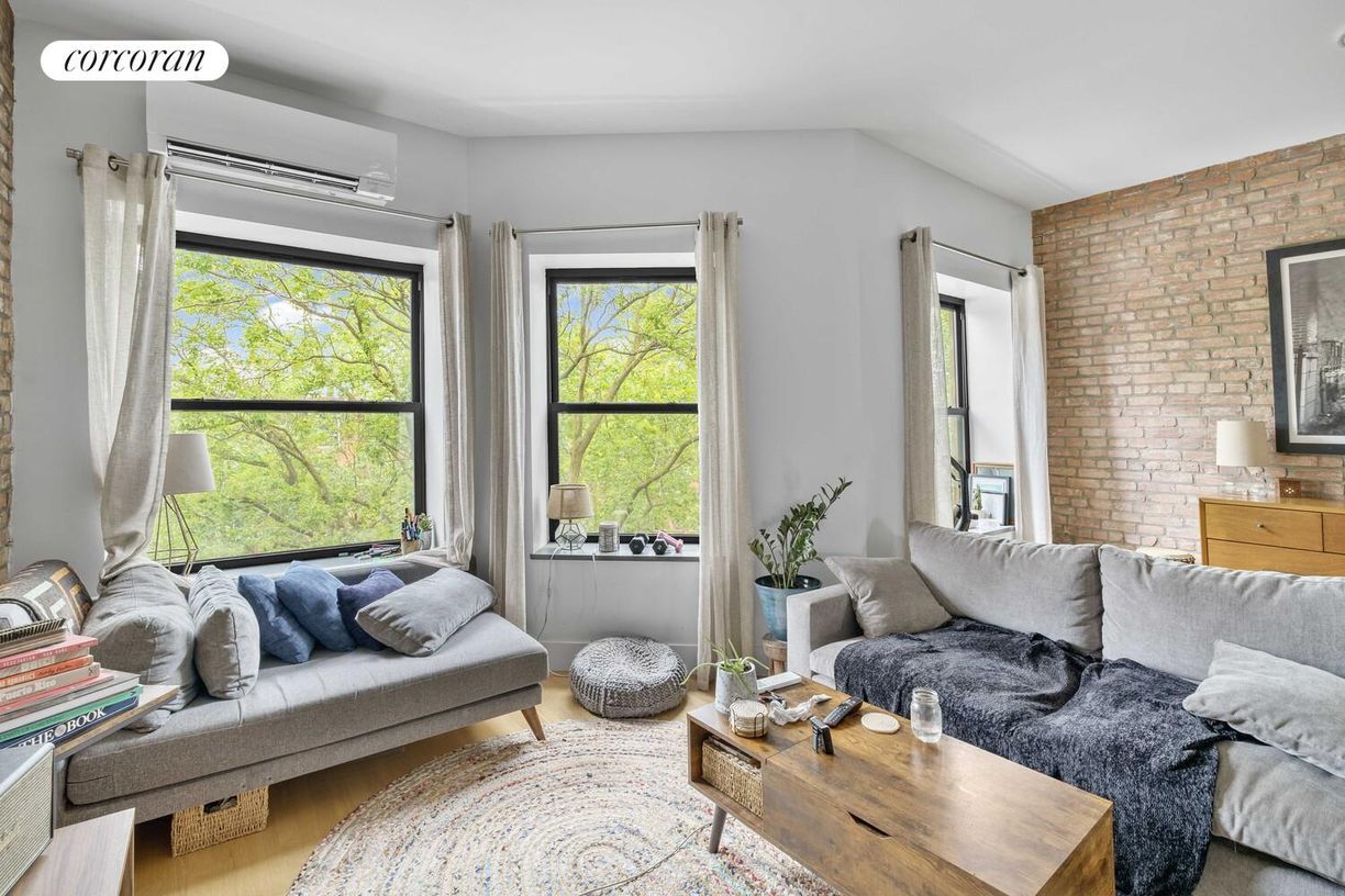 Foto principal - 594 MacDonough St