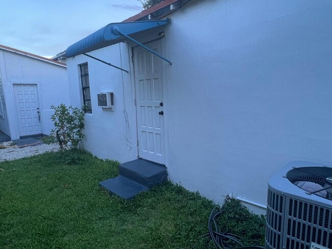 Building Photo - 5870 SW 20th St