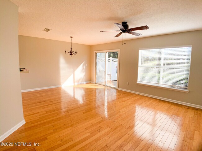 Foto del edificio - 1500 Calming Water Dr