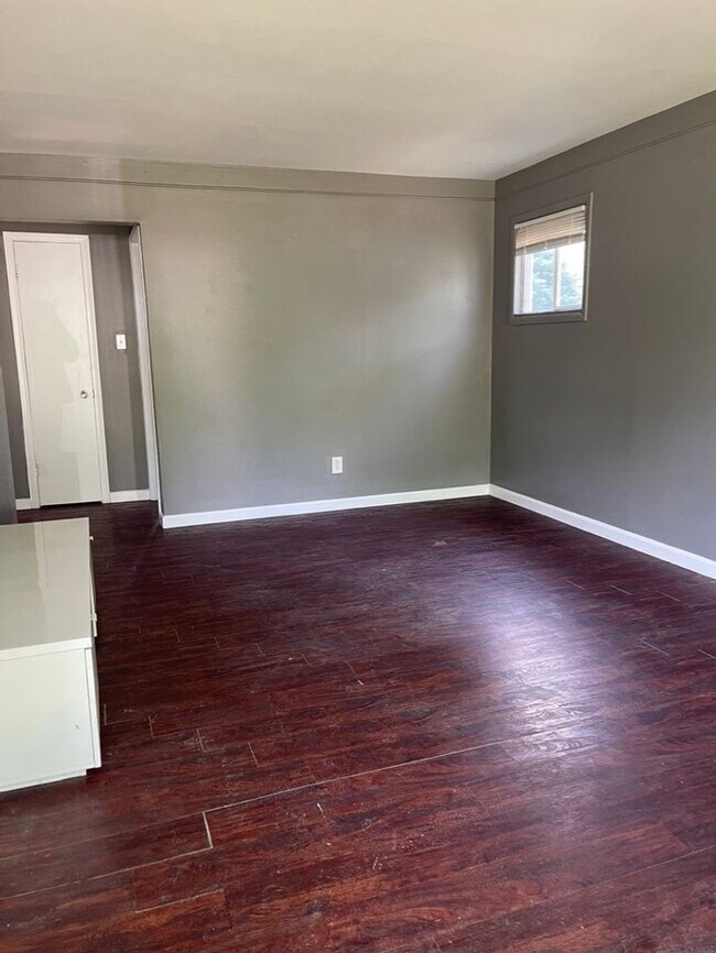Foto del edificio - 2bd / 1 ba ranch with nice fenced backyard.