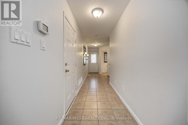 Building Photo - 87 Warman St