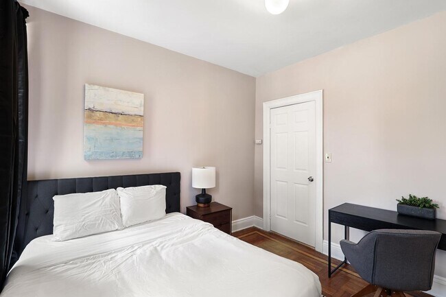Building Photo - Queen room in 3-bed/1.0-bath Home