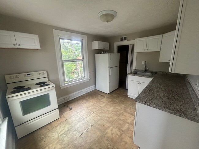 Building Photo - Spacious 5 bedroom House for rent in Beech...