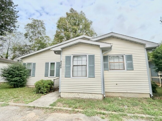 Foto del edificio - 4304 Chalet Cir NW