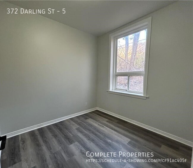 Building Photo - Two Bedroom With New Kitchen