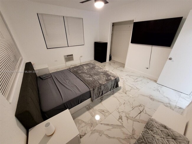 Foto del edificio - 7320 Carlyle Ave