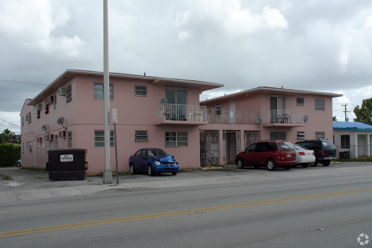 Foto principal - 255 E 9th St