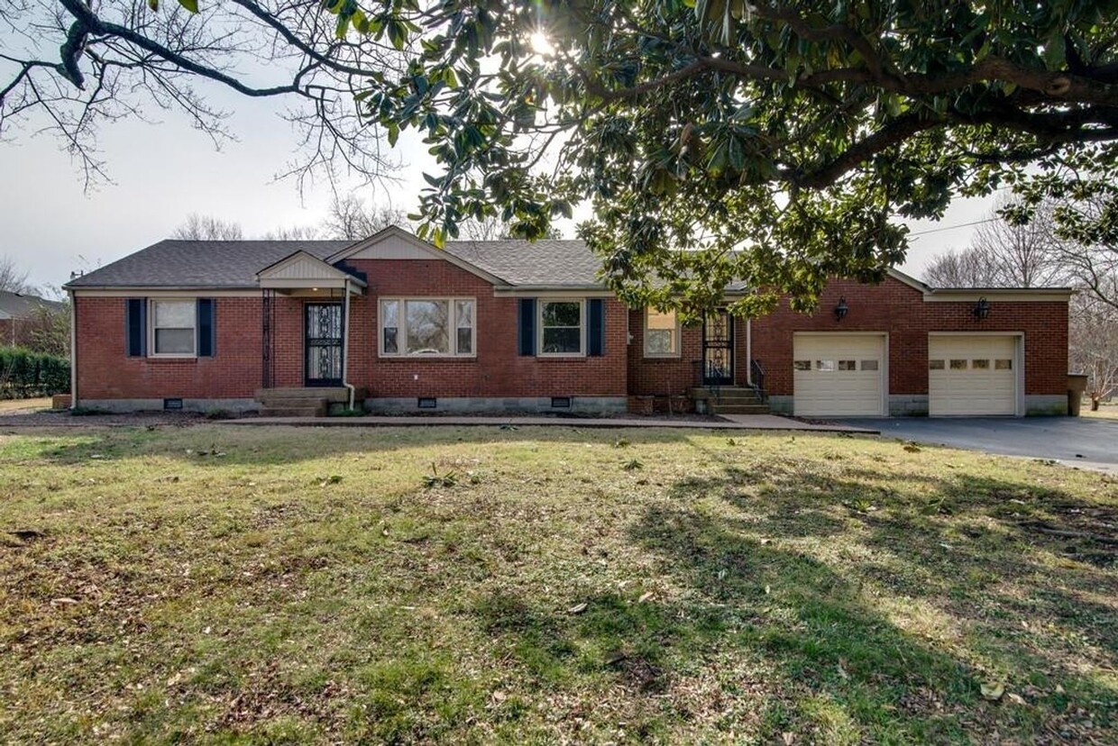 Primary Photo - Awesome 3BE/3BA ranch style home has loads...