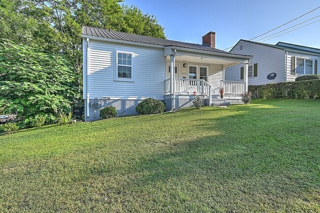 Building Photo - 608 Forest St