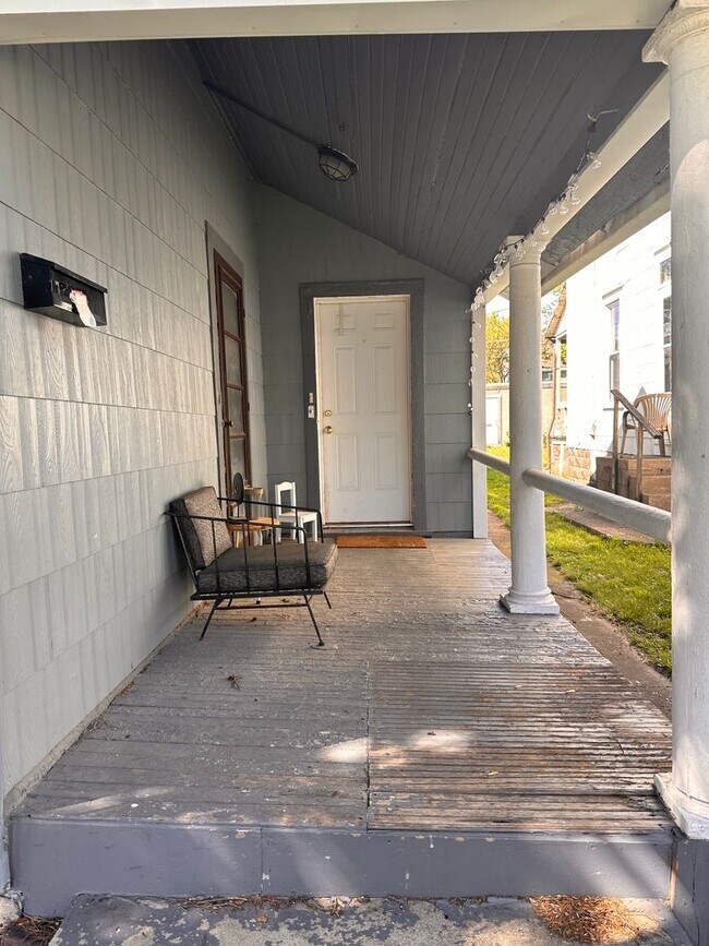 Foto del edificio - A spacious and quiet 3 bedroom home in Old...