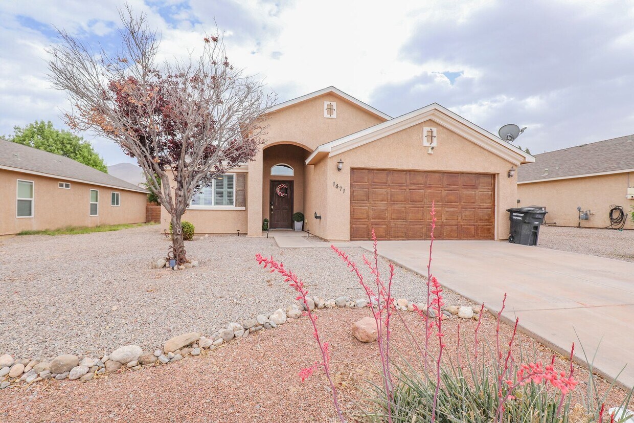 Foto principal - Well Maintained 4 Bedroom 2 Bath Home with...