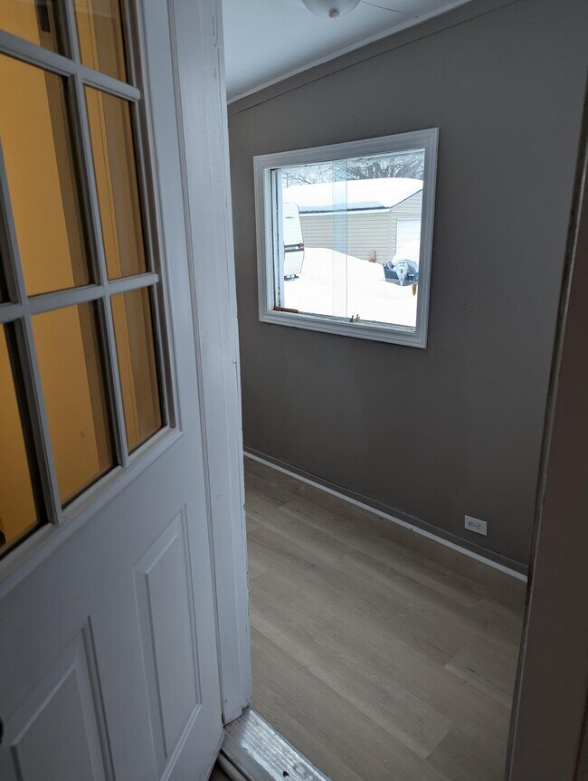 Photo du bâtiment - 1 Bedroom Main Floor Unit – $1,399/month +...