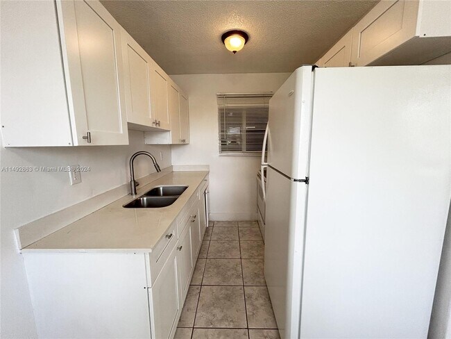 Foto del edificio - 580 NE 127th St