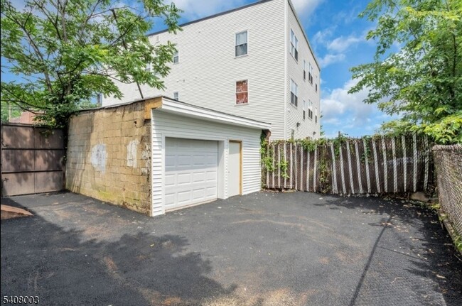 Building Photo - 568 Grove St