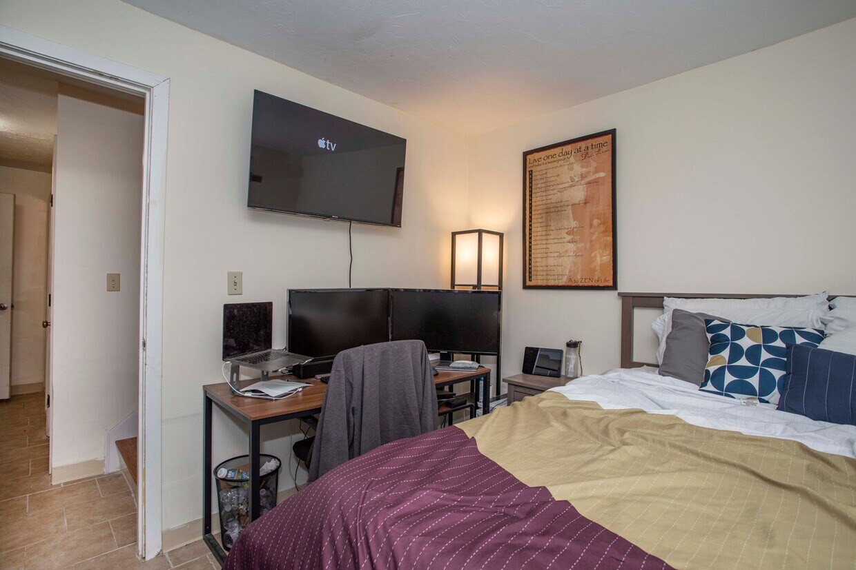 Foto principal - Huge 4 bed 2 bath townhouse near Northeastern with a move in special!