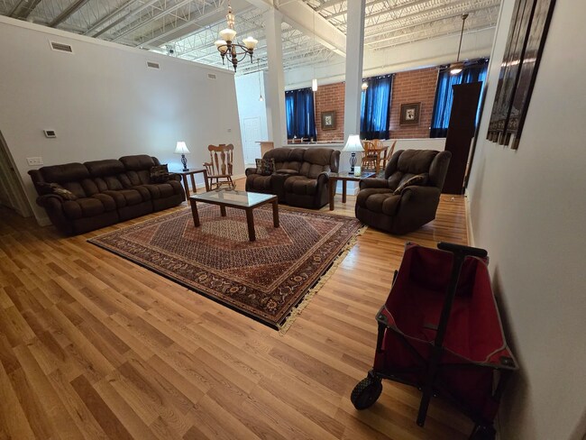 Foto del edificio - 215 S Jefferson Ave