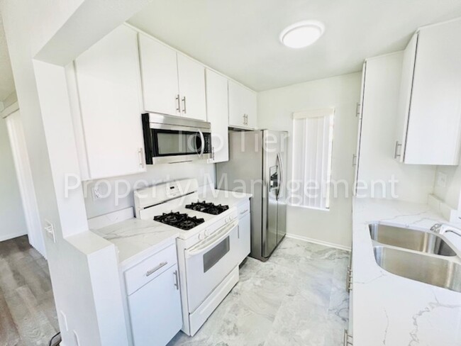 Building Photo - Beautifully remodeled 1BR, 1BA condo in th...