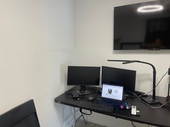 ESTUDIAR - 2904 E 63rd St