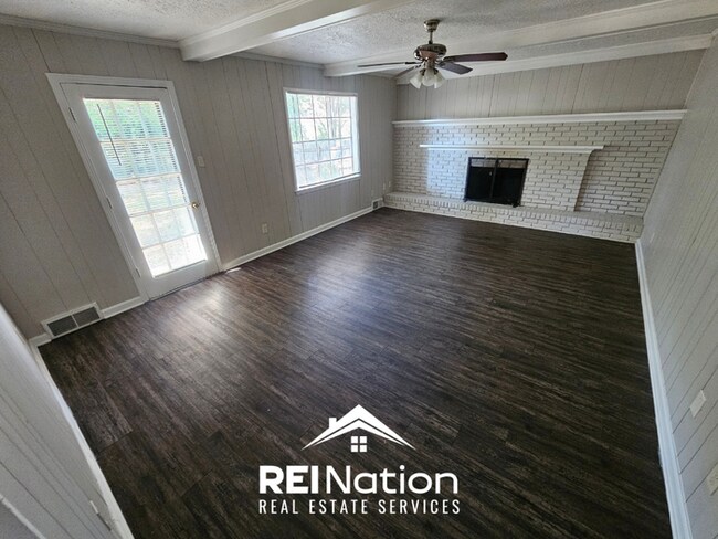 Foto del edificio - HUGE 4BR/2.5BA MEMPHIS HOME! | Vinyl Plank & Brick Fireplace | Fenced Yard!