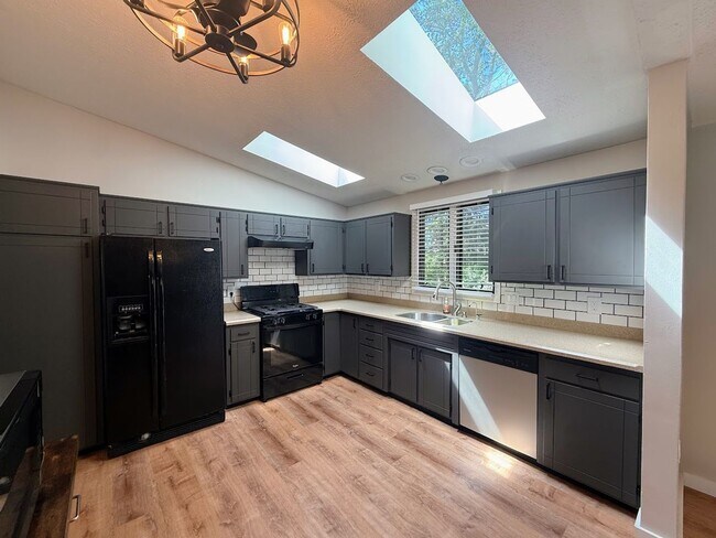 Foto del edificio - Four-bedroom two-bathroom home for rent in Jackson Township