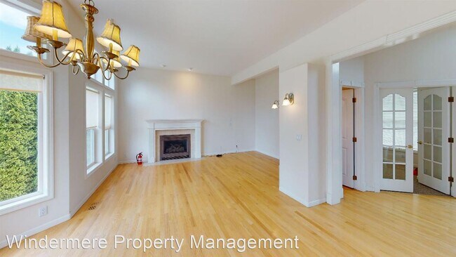 Building Photo - 4 br, 3.5 bath House - 875 SE Sentry Dr.
