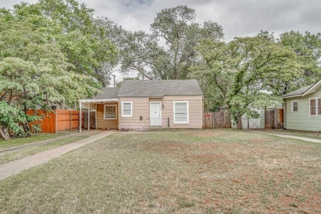 Building Photo - 2 Bedroom Home Located In North Overton!