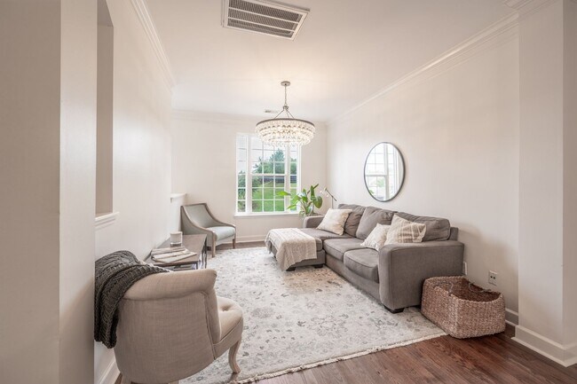 Building Photo - FURNISHED, BEAUTIFULLY DESIGNED TOWNHOME N...