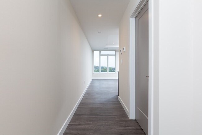 Building Photo - 40 Collins Ave