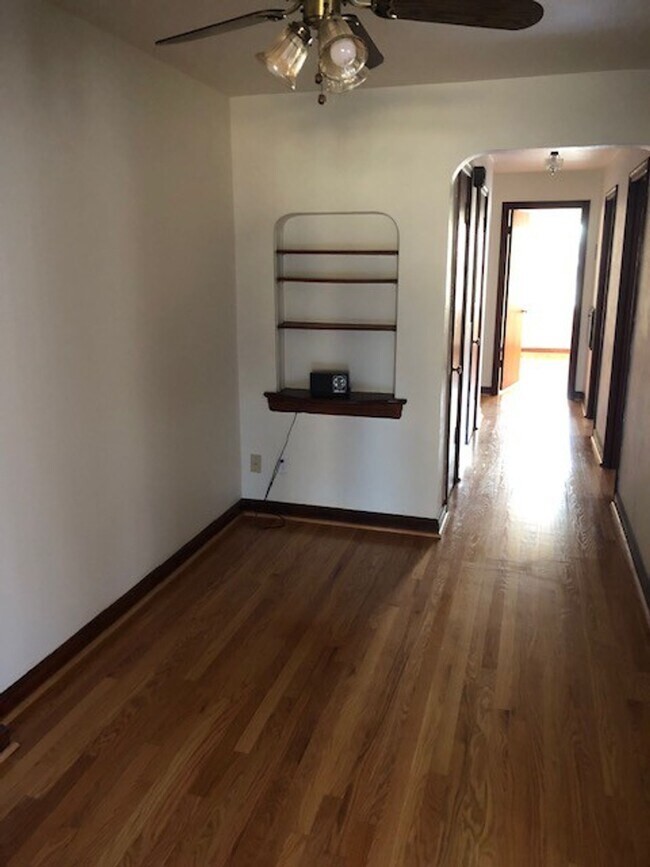 Foto del edificio - 5327 Jamieson Ave