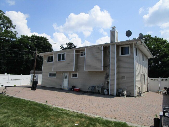 Building Photo - 11 Lawrence Ct