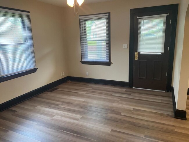 Building Photo - MT. WASHINGTON - Charming 3 bed 2 bath w l...