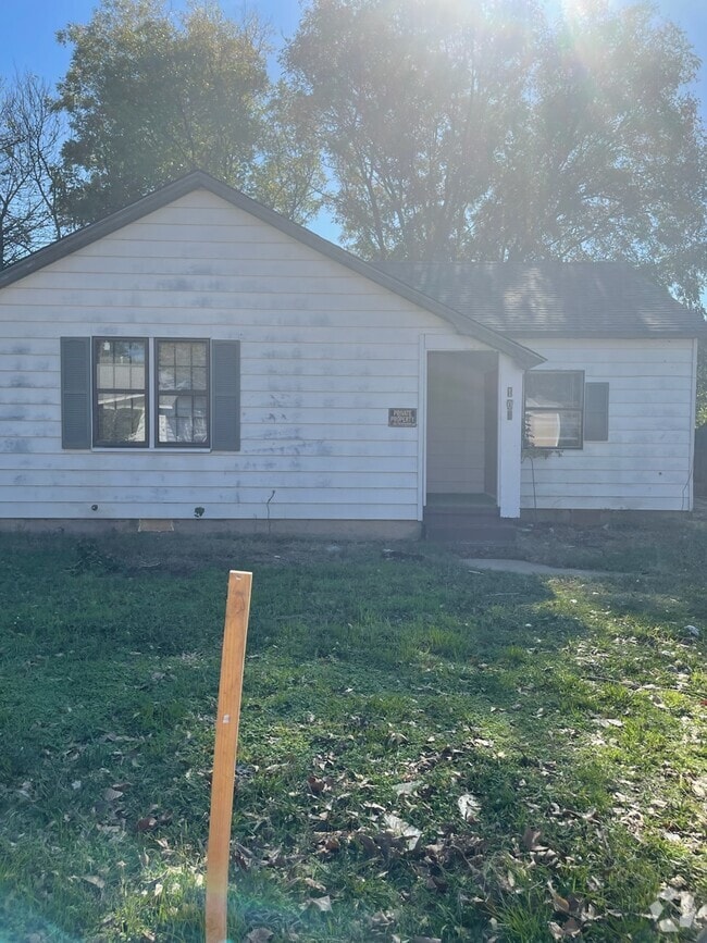 Building Photo - 108 E Cedar Ave