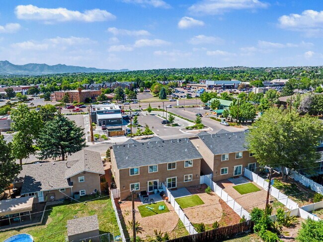 Foto del edificio - 3 bedroom - Date St