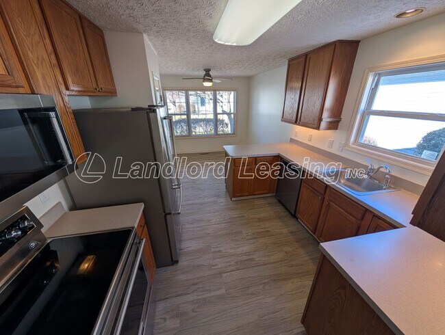 Building Photo - Well-Maintained Ranch in Pin Oak Preserve with Fireplace & Den