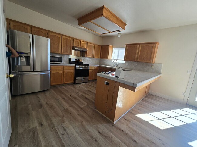 Foto del edificio - 4 BR + Flex 2 BA Available 9/15