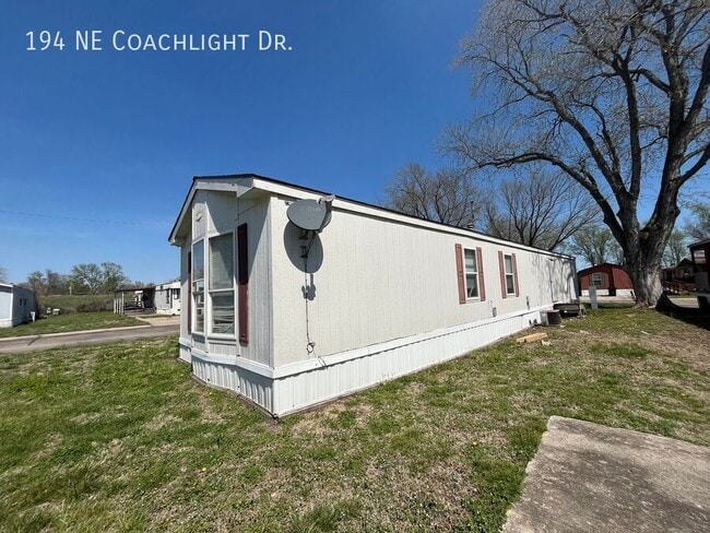 Building Photo - 194 Coachlight Dr